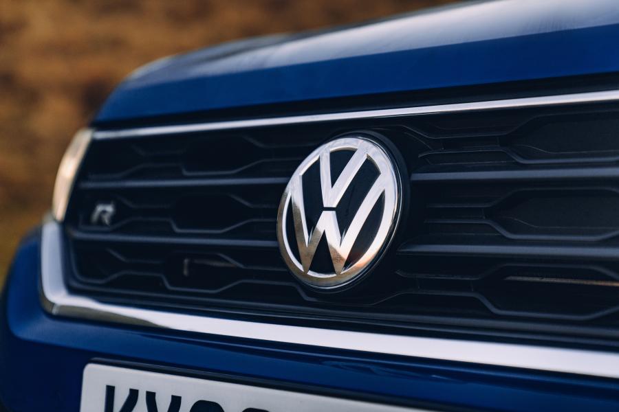 Логотип Volkswagen T-Roc R 2020 года  (UK) (фото 43 из 58)